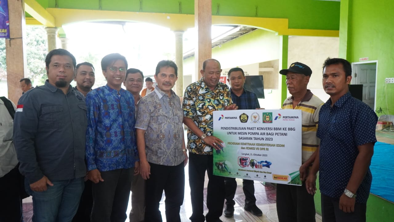 Teks Foto/Beritasore/ist  Plt Bupati Langkat H.Syah Afandin SH mendistribusikan paket konversi BBM ke BBG untuk mesin pompa air bagi petani di Kabupaten Langkat,  di Jambur Kecamatan Selesai, Sabtu (21/10/23).