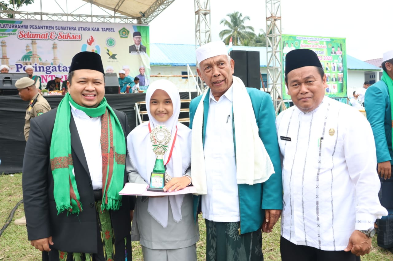 Berita Sore/Birong RT Teks poto: Bupati Tapsel, Dolly Pasaribu saat menghadiri peringatan Hari Santri tahun 2023 di Lapangan SMPN 1 Angkola Timur, Selasa (24/10).