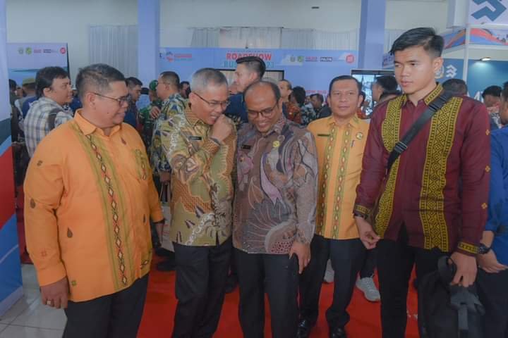 Berita Sore/Birong RT Teks poto: Pj Wali Kota Padangsidimpuan, Letnan Dalimunthe (tengah) saat menghadiri Roadshow Bus KPK 2023 di Kompleks Tapian Daya, Jalan Gatot Subroto, Medan, Kamis (26/10).