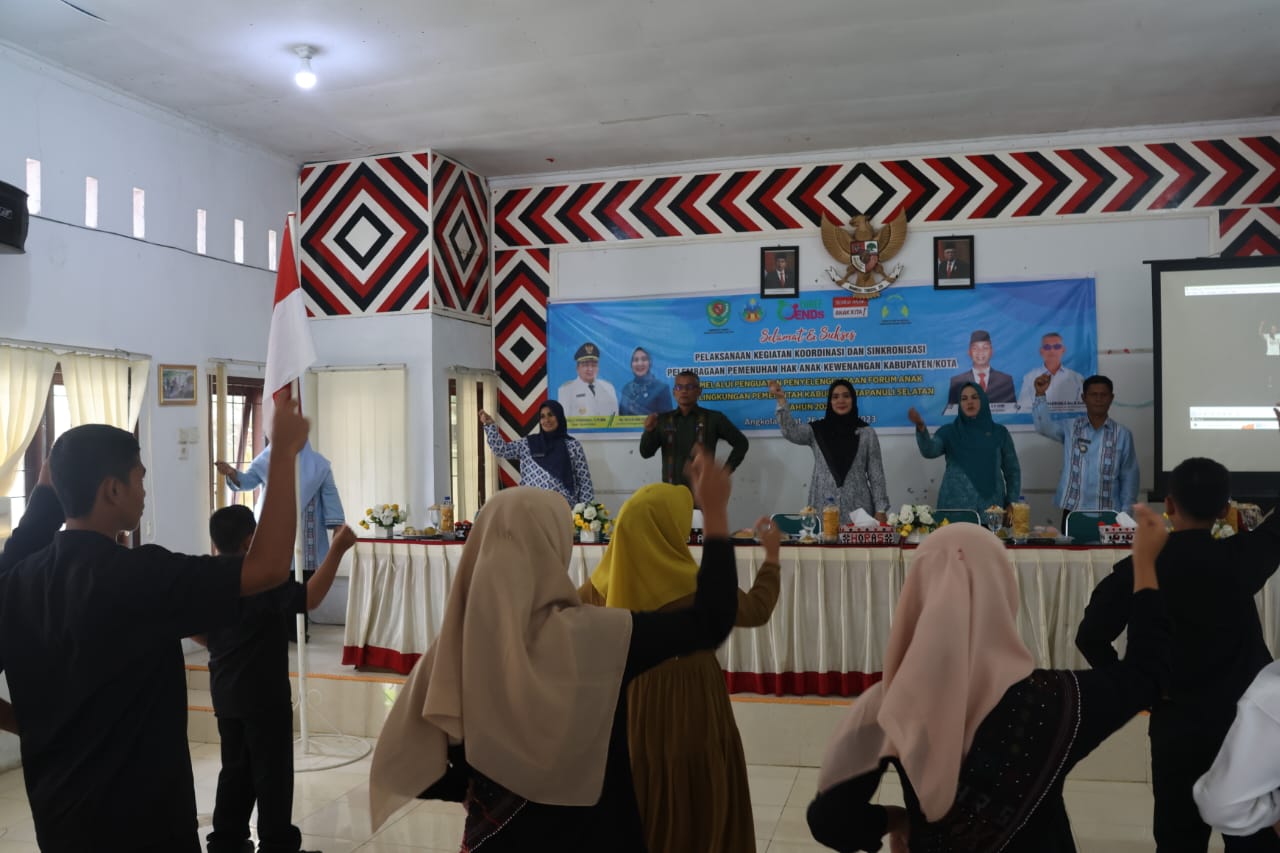 Berita Sore/Birong RT Teks poto: Ketua TP PKK Tapsel, Ny Rosalina Dolly Pasaribu, saat jadi Narasumber pelaksanaan koordinasi dan sinkronisasi pelembagaan pemenuhan hak anak kewenangan kabupaten/kota melalui penguatan penyelenggaraan forum anak, di Aula Kantor Camat Angkola Barat, Kamis (26/10).