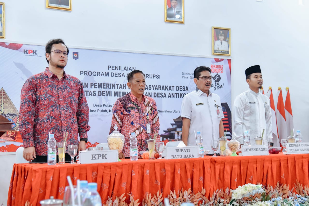 Teks fhoto Siswanto Kepala Desa Pulau Sejuk Kecamatan Datuk Lima Puluh, Kabupaten Batu Bara raih predikat istimewa dengan total nilai 92 penilaian indikator Desa Antikorupsi Komisi Pemberantasan Korupsi (KPK) tahun 2023 di kantor Desa Pulau Sejuk.beritasore/alirsyah