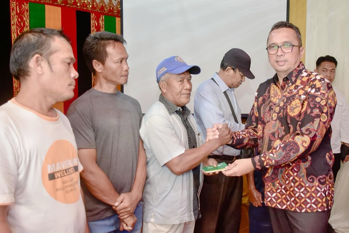 Teks Foto : Pj. Wali Kota Sabang, Rza Fahlevi menyerahkan bantuan kepada korban bencana alam di Gampong Kuta Barat Sabang. ( ist.)