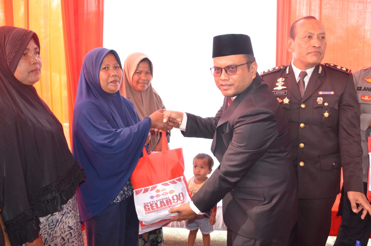 Berita Sore/Birong RT Teks poto: Cooling System pemilu 2024, Polres kota Padangsidimpuan melaksanakan Bakti Sosial AKABRI TNI – Polri angkatan 90 secara virtual di Wilayah kel. Sidangkal Kecamatan Padangsidimpuan Selatan, Sabtu (28/10).