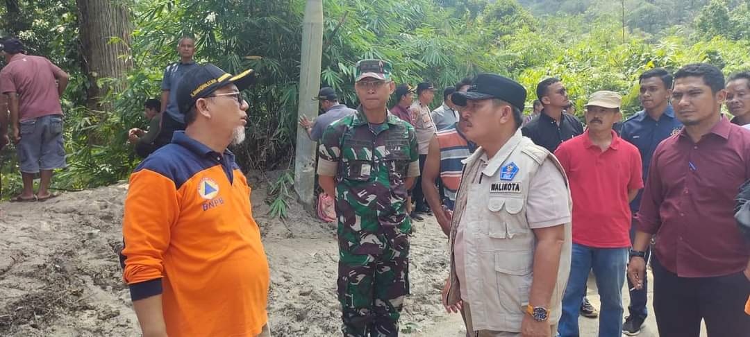 WALI Kota Subulussalam, H. Affan Alfian Bintang, SE berbincang dengan Kepala BPBD Subulussalam, Ramadhan (kiri) di titik longsor, Lae Ikan. Wali kota dan pihak terkait turun ke lokasi kejadian, Sabtu (28/10). (Ist)