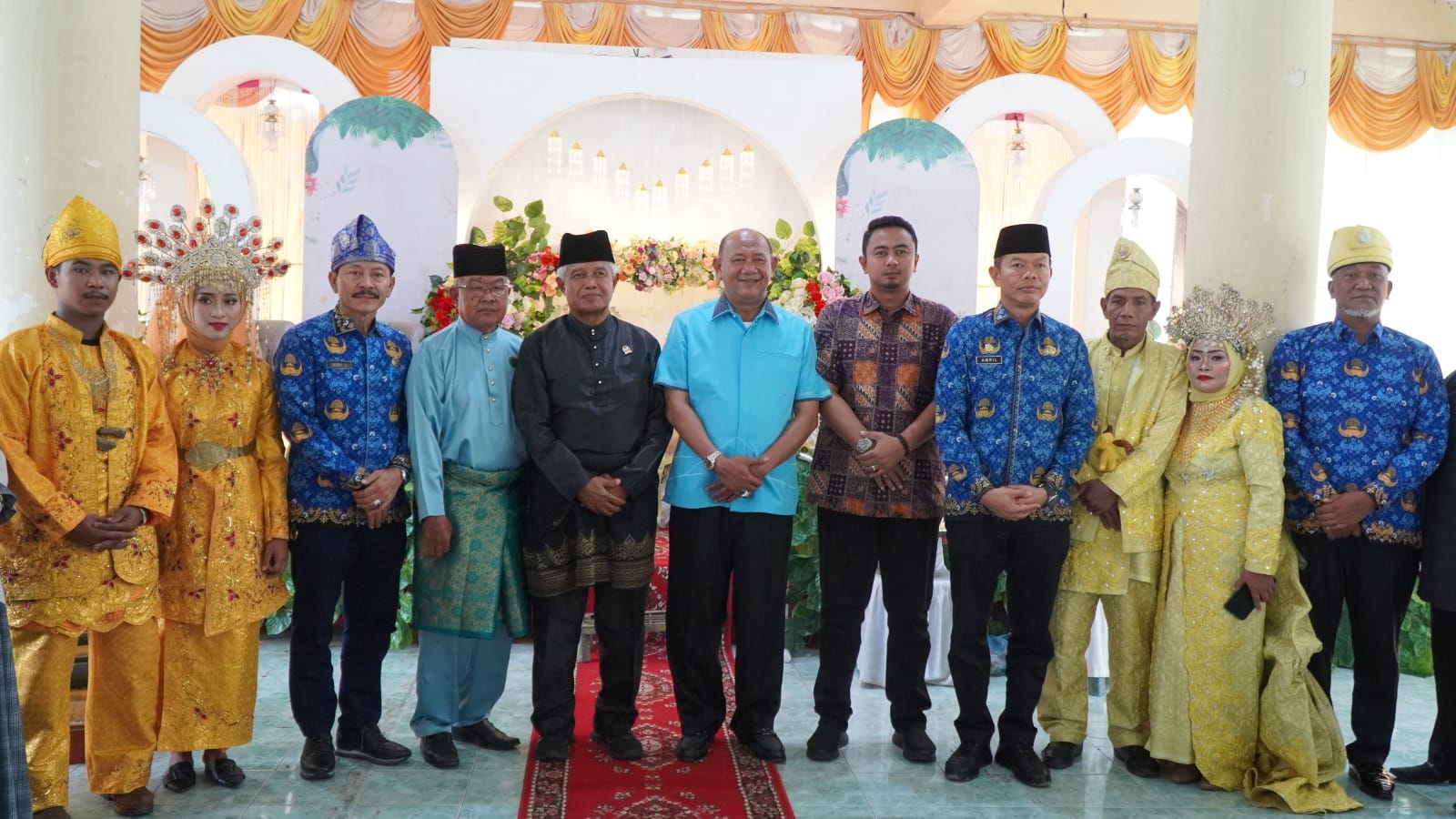 Teks Foto/Beritasore/ist  Plt Bupati Langkat H.Syah Afandin SH menghadiri Nikah Massal yang diselenggarakan oleh Majelis Telangkai Melayu (Matamal) Kabupaten Langkat  di Gedung Mabmi Stabat, Sabtu (28/10/2023