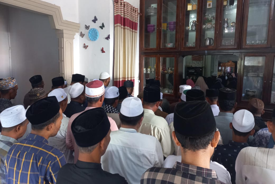 Jemaah silih berganti menyalati jenazah almarhum Tgk H Nawawi Abdul Muthalib di kediamannya di Komplek Dayah Serambi Makkah, Gampong Beunot, Kec. Darul Aman, Kab. Aceh Timur, Minggu (28/10). Foto: Muhammad Ishak