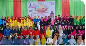 Teks foto : Persatuan Wanita Olahraga Seluruh Indonesia (PERWOSI) Kabupaten Aceh Tamiang foto bersama dalam kegiatan senam massal di Gelanggang Olahraga indoor, Tamiang Sport Center, Karang Baru, Sabtu (28/10).