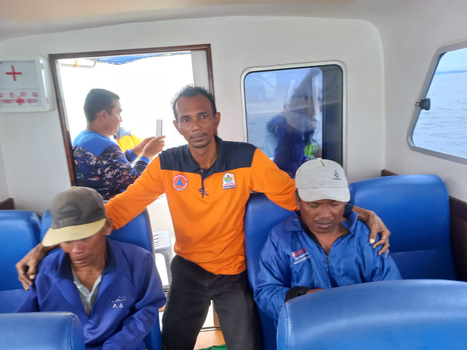 Berita sore -/Ahmad Zaelani Sidik: Petugas BPBD Aceh Singkil terlihat pose bersama dengan dua nelayan Singkil yang sempat dikhabarkan hilang, namun akhirnya petugas berhasil menemukan dengan selamat di pulau Birahan.