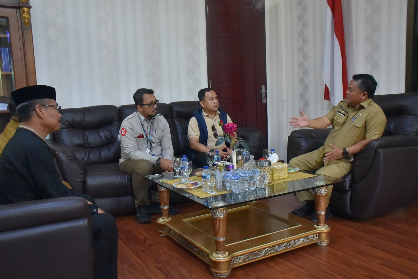 Sekretaris Daerah Aceh Tamiang Drs. Asra, menerima kunjungan tim Komisi Pemberantasan Korupsi (KPK) pada Senin (30/10) siang, di ruang kerja Bupati. Foto: Yusri