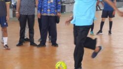 Teks Foto/Beritasore/ist  Plt Bupati Langkat H Syah Afandin melakukan tendangan pertama Turnamen Futsal di Lapangan Futsal Strom Kecamatan Tanjung Pura, Sabtu (28/10/2023).