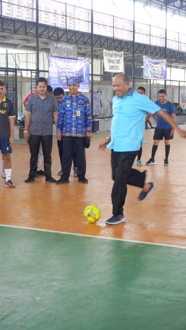 Teks Foto/Beritasore/ist  Plt Bupati Langkat H Syah Afandin melakukan tendangan pertama Turnamen Futsal di Lapangan Futsal Strom Kecamatan Tanjung Pura, Sabtu (28/10/2023).