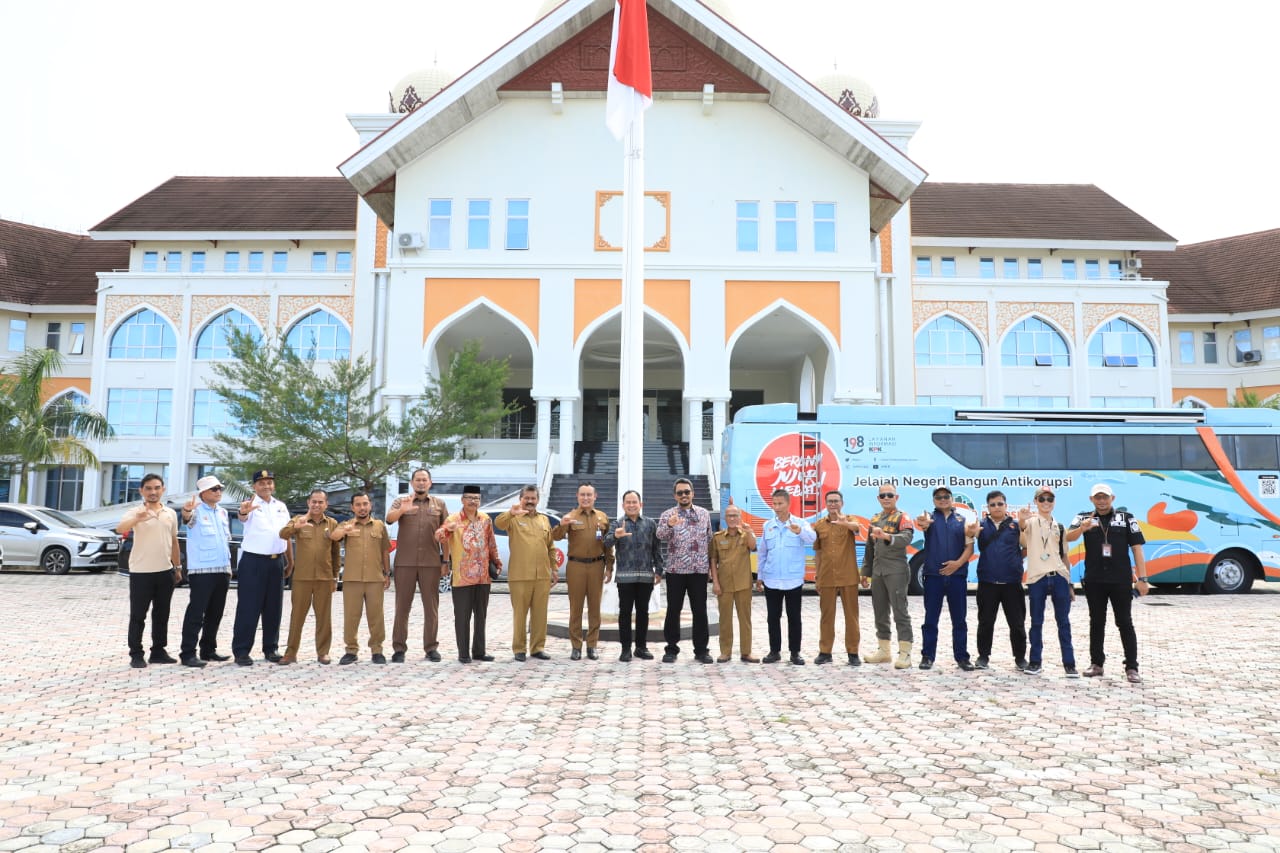 Teks Foto: Asisten II Setdakab Aceh Utara, Ir Risawan Bentara, MT, Asisten III Drs H Adamy, MPd, Inspektur Andria Zulfa, MSi, PhD, Kadis Kesehatan Amir Syarifuddin, SKM, Plt Kepala BPKD Nazar Hidayat, SE, MA, Dan Kadis Porapar Saifuddin, SSTP, MAP, Selasa (31/10) foto bersama dengan rombongan KPK RI di halaman Kantor Bupati Aceh Utara.