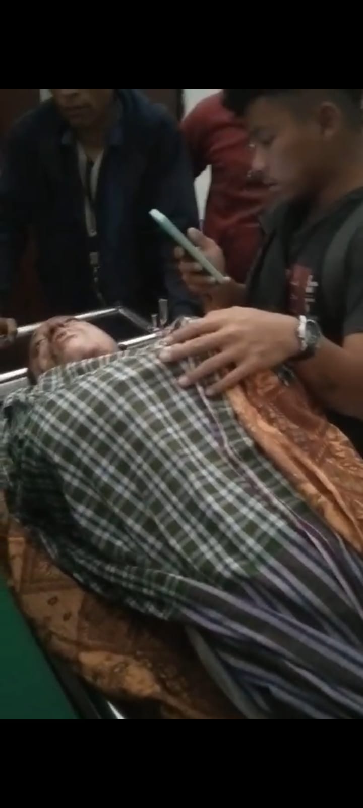 Berita Sore/Ist Jenazah Deni Rangkuti, yang dibakar hidup-hidup, saat masih berada di Rumah Sakit Mitra Sejati Medan, Selasa (31/10).