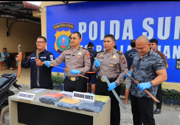 Kasat Reskrim Polres Labuhanbatu,AKP.Rusdi Marzuki menunjukkan sejumlah barang bukti dalam konferensi pers kasus penganiayaan di Cafe Marupak, Kamis (5/10). (Ist).