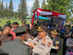 Rayakan HUT Ke 78 TNI, Kapolres Simalungun Beri Kue Ultah Kepada Dandim 0207/SML