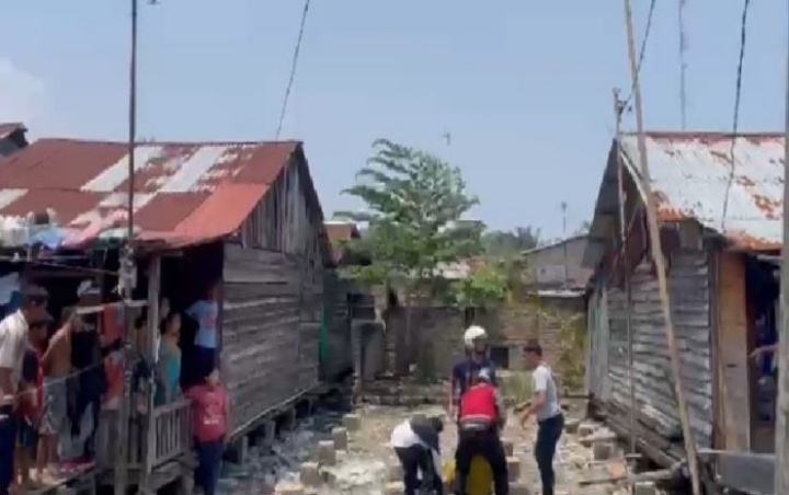 Teks fhoto: Prosesi Satres Narkoba Polres Batu Bara ringkus U bersama 7,75 gram Sabu di pekarangan rumahnya Gang Firaun Desa Bagan Dalam, Kecamatan Tanjung Tiram Kabupaten Batu Bara Selasa (10/10/23). beritasore/alirsyah