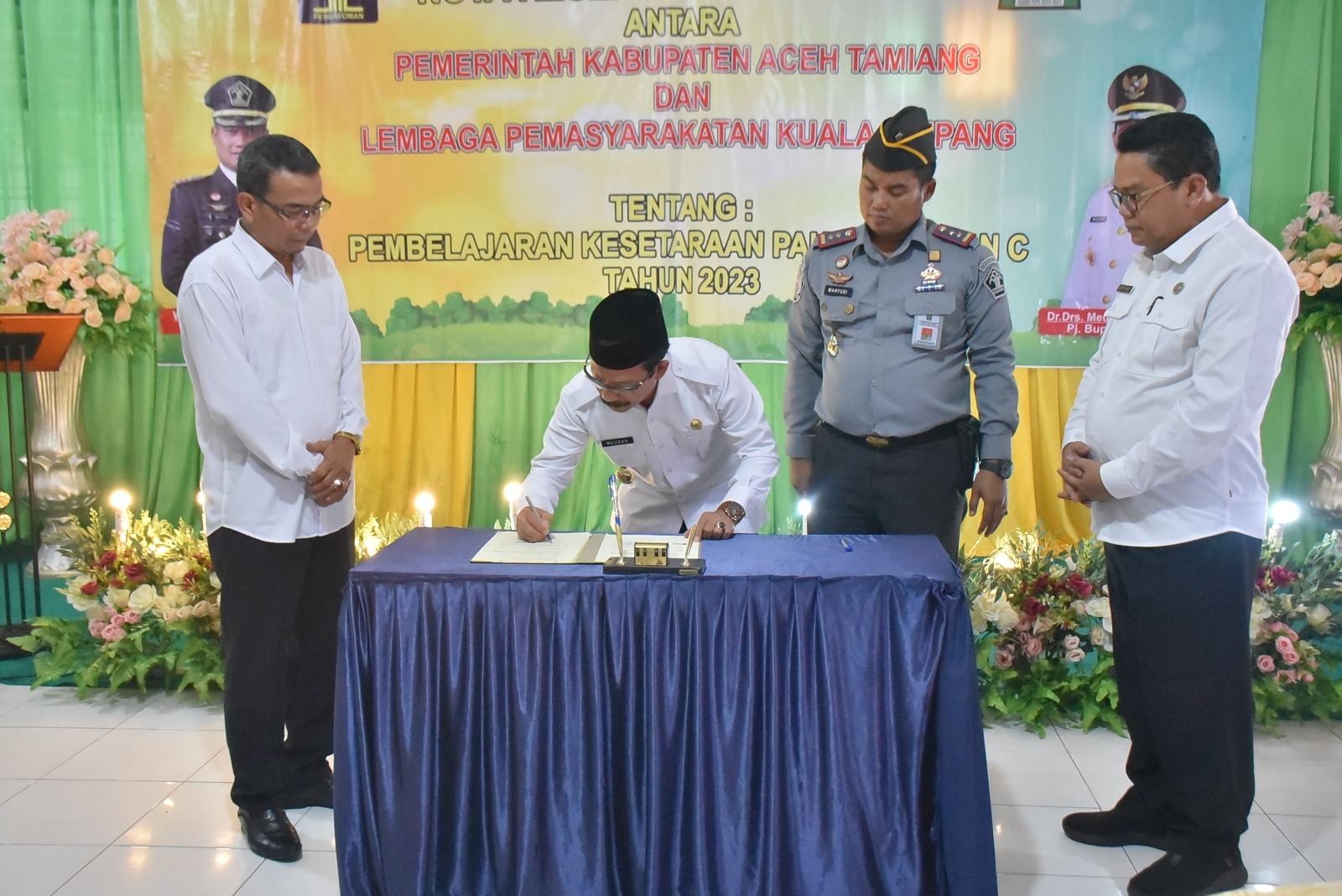 Teks foto : Penjabat (Pj) Bupati Aceh Tamiang, Dr. Drs. Meurah Budiman, SH, MH saat menandatangani Nota Kesepakatan di aula Lapas Klas IIB Kualasimpang.