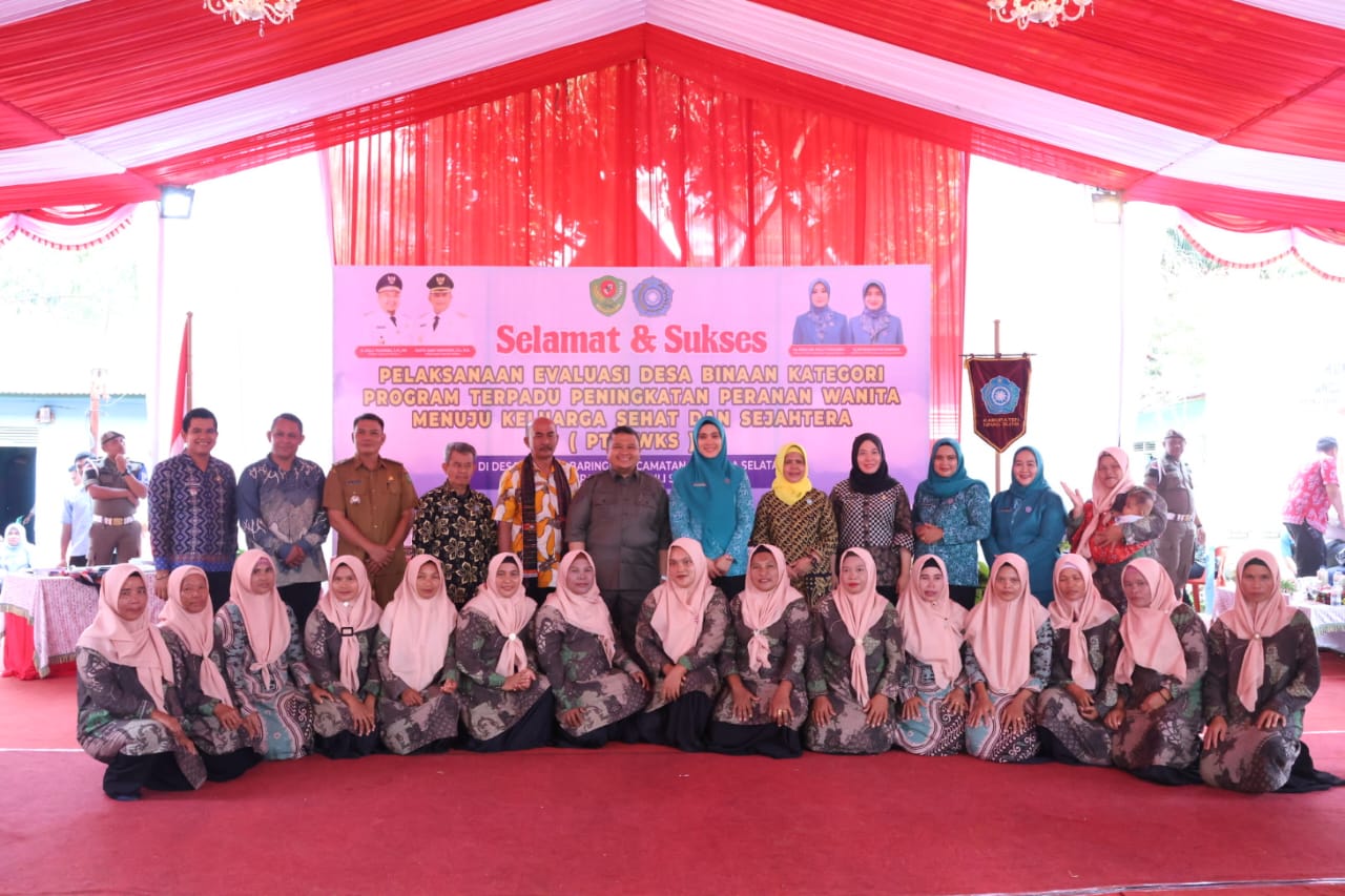 Berita Sore/Birong RT Teks poto: Bupati Tapsel, Dolly Pasaribu saat menghadiri Evaluasi Desa Binaan PTPWK2SS di Desa Gunung Baringin Kec.Angkola Selatan, Kamis (2/11).