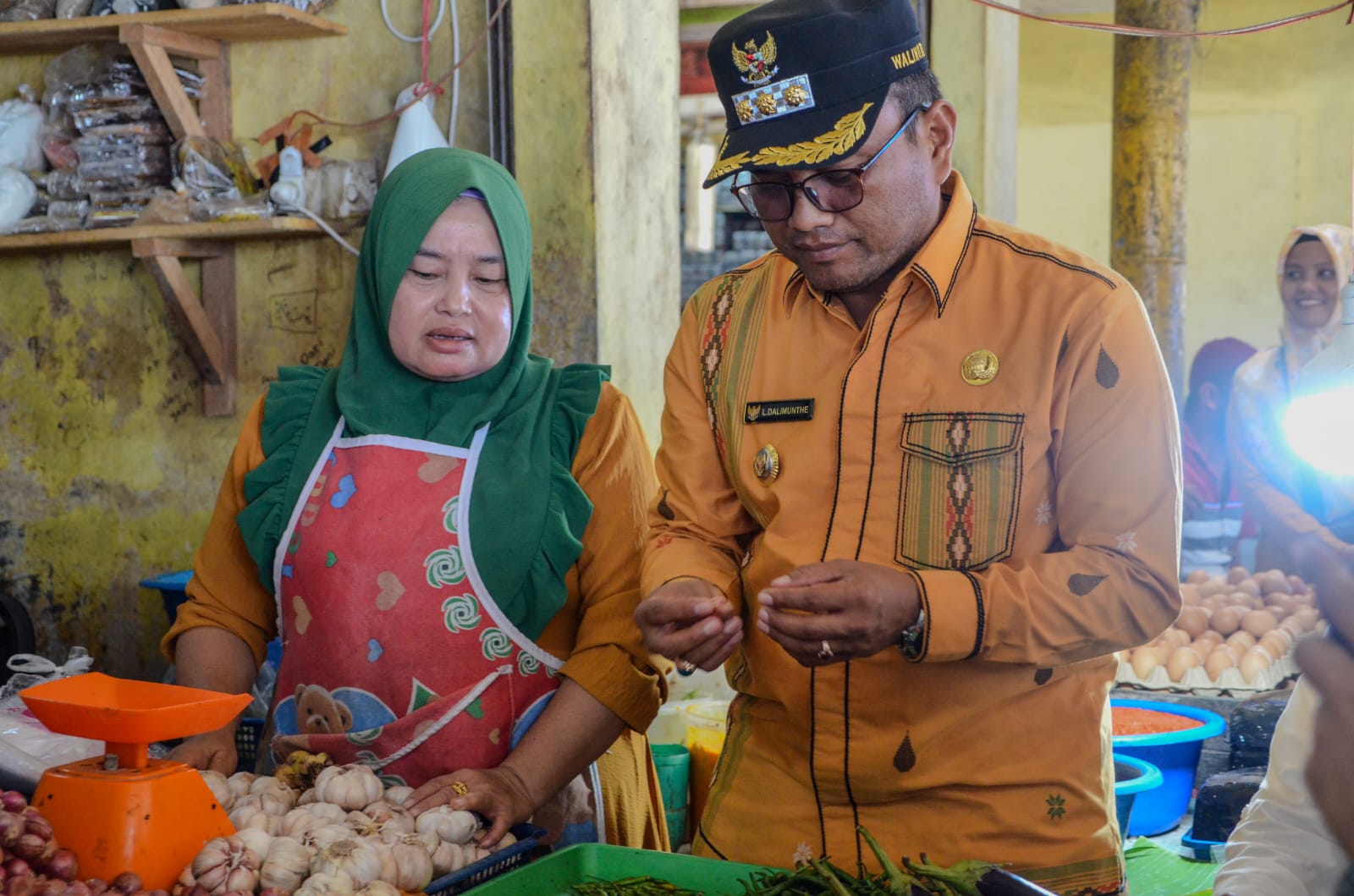 Berita Sore/Birong RT Teks poto: Pj. Walikota Padangsidimpuan, Dr. H. Letnan Dalimunthe, S.K.M, M.Kes saat memantau harga sembako di Pasar Pajak Batu Kota Padangsidimpuan, Jum'at (03/11).
