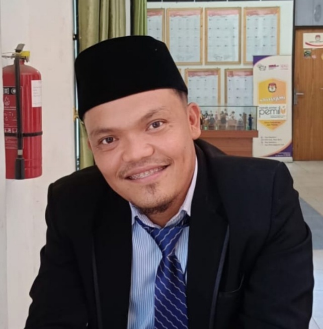 Teks fhoto: Ketua KPU Batu Bara Erwin tetapkan 427 DCT Legislatif DPRD Batu Bara Pemilu Tahun 2024.beritasore/alirsyah