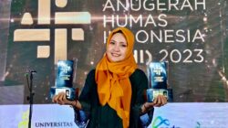 Teks foto: Berita Sore/ist Kepala Humas, Promosi dan Protokoler Amalia Meutia, MPsi, Psikolog ketika menerima penghargaan di ajang Anugerah Humas Indonesia (AHI) 2023 di Semarang.