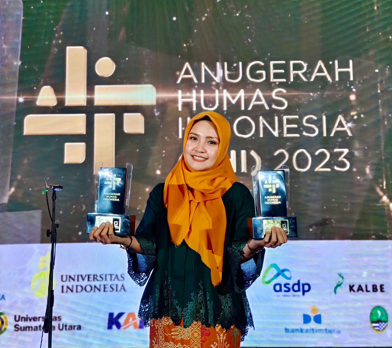 Teks foto: Berita Sore/ist Kepala Humas, Promosi dan Protokoler Amalia Meutia, MPsi, Psikolog ketika menerima penghargaan di ajang Anugerah Humas Indonesia (AHI) 2023 di Semarang.