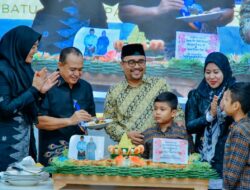 Zahir Potong Nasi Tumpeng Malam Perpisahan Wabub Batubara
