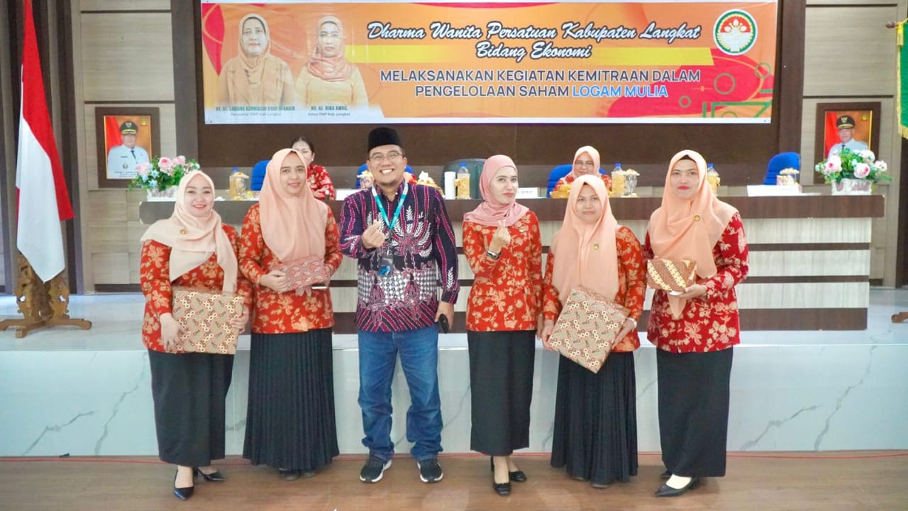 Teks Foto/Beritasore/ist  Ketua (DWP) Kabupaten Langkat, Ny.Rina Wahyuni Amril Nasution foto bersama usai pertemuan bulanan DWP Langkat di Ruang Pola Kantor Bupati Langkat, Jum'at (3/11/2023). 