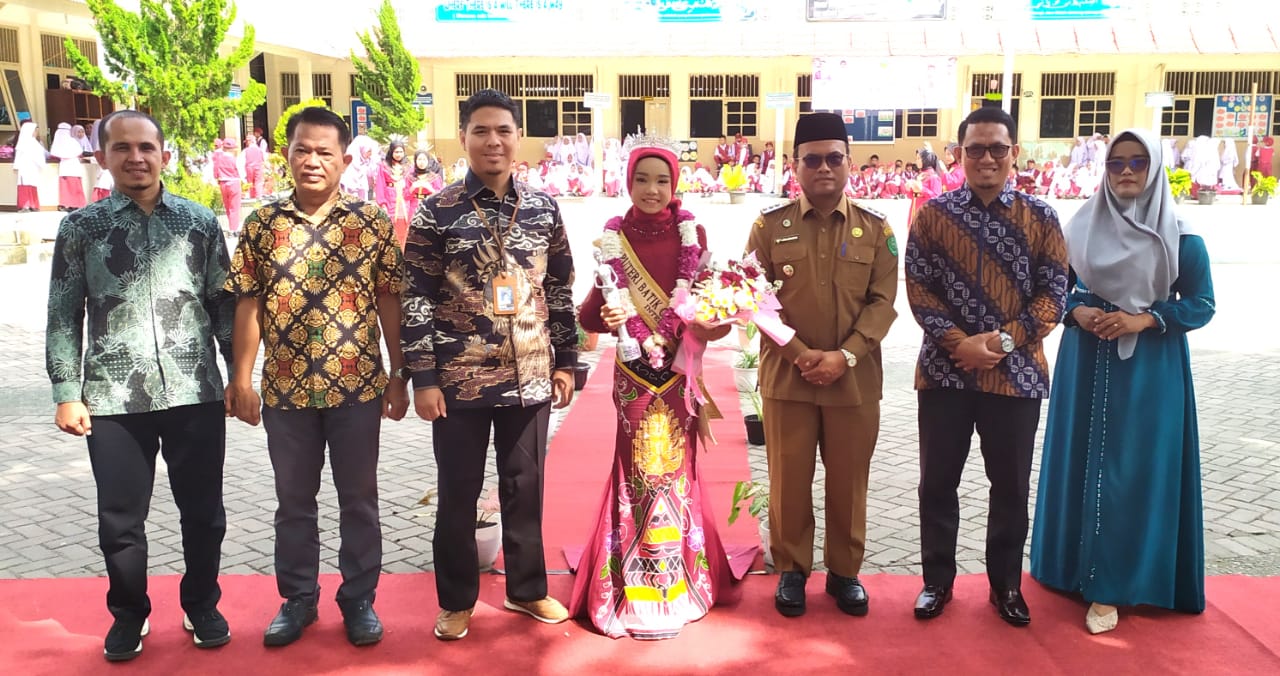 Berita Sore/Birong RT Teks poto: Pj Walikota Padangsidimpuan, H Letnan Dalimunthe, S.KM, M,Kes saat menyambut kepulangan Aisyahlim Fadilah Siregar selaku peserta Putri Batik Cilik Inteligensia Indonesia 2023 asal Kota Padangsidimpuan di SD IT Nurul Ilmi, Senin (6/11).