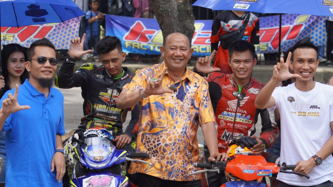 Teks Foto/Beritasore/ist  Plt Bupati Langkat H.Syah Afandin SH membuka Kejuaraan FR 99 Motoprix Langkat 2023,  di Jln. Proklamasi Stabat Minggu (5 /11/2023).