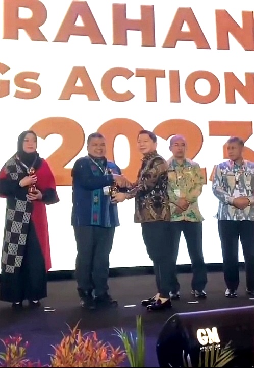 Berita Sore/Birong RT Teks poto: Bupati Tapsel, Dolly Pasaribu saat memerima penghargaan Action Award 2023 langsung diserahkan oeh Menteri Perencanaan Pembangunan Nasional/Kepala Badan Perencanaan Pembangunan Nasional (PPN/Bappenas) Suharso Monoarfa di Yogyakarta, Senin (6/11).