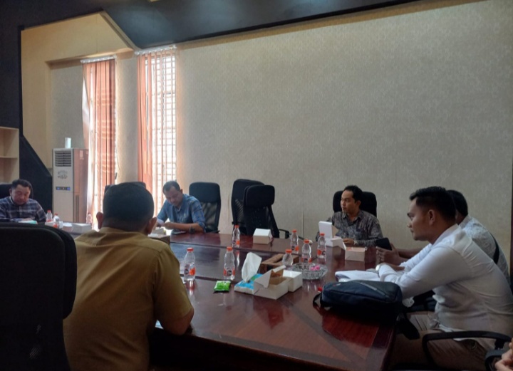 Teks fhoto: Kader GMD Angkatan X Andi Lubis S,H temui Ketua DPRD Batu Bara M.Safii S,H durung rapat DPRD pertanyakan Surat TPP ASN Batu Bara yang di sinyalir di peti eskan Senin (6/11-2023).beritasore/alirsyah
