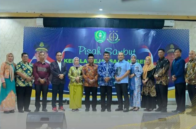 Berita Sore/Birong RT Teks poto: Pj Walikota Padangsidimpuan Dr. H. Letnan Dalimunthe, S.K.M, M. Kes saat menghadiri acara pisah sambut antara Kepala Kejaksaan Negeri (Kajari) lama, Jasmin Simanullang, SH, MH kepada pejabat baru, Dr. Lambok Marisi Jakobus Sidabutar SH, MH, di Gedung Adam Malik, Senin (6/11) malam.