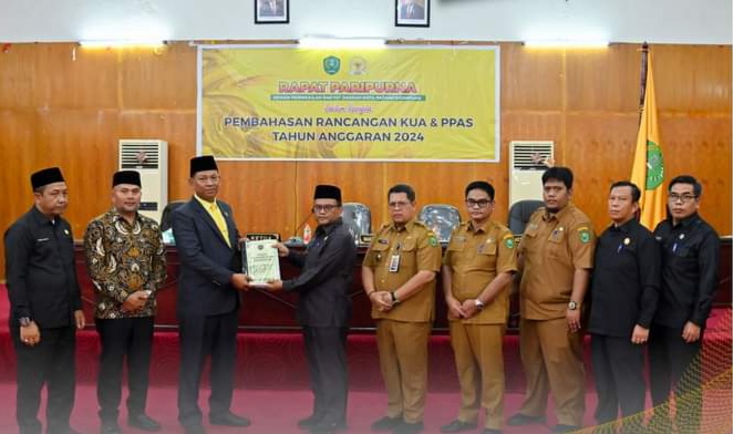 Berita Sore/Birong RT Teks poto: Pj Wali Kota Padangsidimpuan, Letnan Dalimunthe saat menyerahkan Nota Pengantar Rancangan KUA PPAS TA 2024 pada sidang paripurna DPRD, Selasa (7/11).