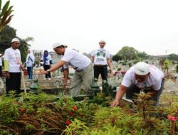 Usbat Ganjar Galang Solidaritas Warga Medan Bersihkan Pemakaman Masyarakat
