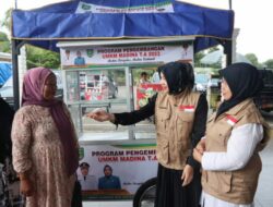 Elli Mahrani Serahkan Bantuan  kepada Pelaku UMKM Madina