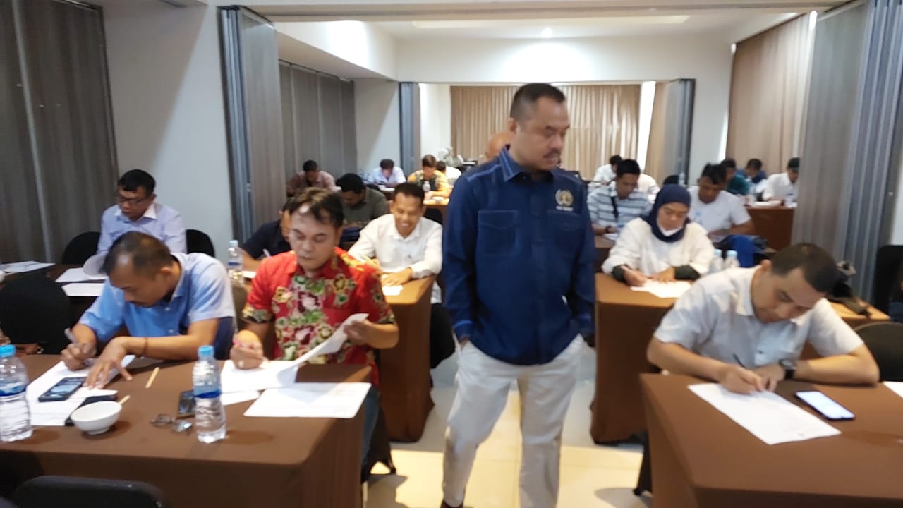 [9/11 12.48] Azwin Fadly: Teks foto:Ketua PWI Sumut, H Farianda Putra Sinik, SE, membuka secara resmi Ujian Kenaikan Status Anggita Biasa PWI, di Hotel Swiss Belinn, Jl Gajah Mada Medan, Kamis,09-11-2023.(Beritasore-Azwen) [9/11 12.49] Azwin Fadly: Ketua PWI Sumut H Farianda Putra Sinik, tinjau peserta mengikuti Ujian Kenaikan Status Anggota Biasa PWI, Kamis,09-11-2023.(Beritasore-Azwen)