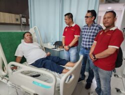 Ketua Pewarta Jenguk Yoko Susilo di RS Murni Teguh