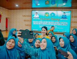 Ny Kahiyang Ayu  Saling Bertukar Informasi Dengan  TP PKK Bukit Tinggi