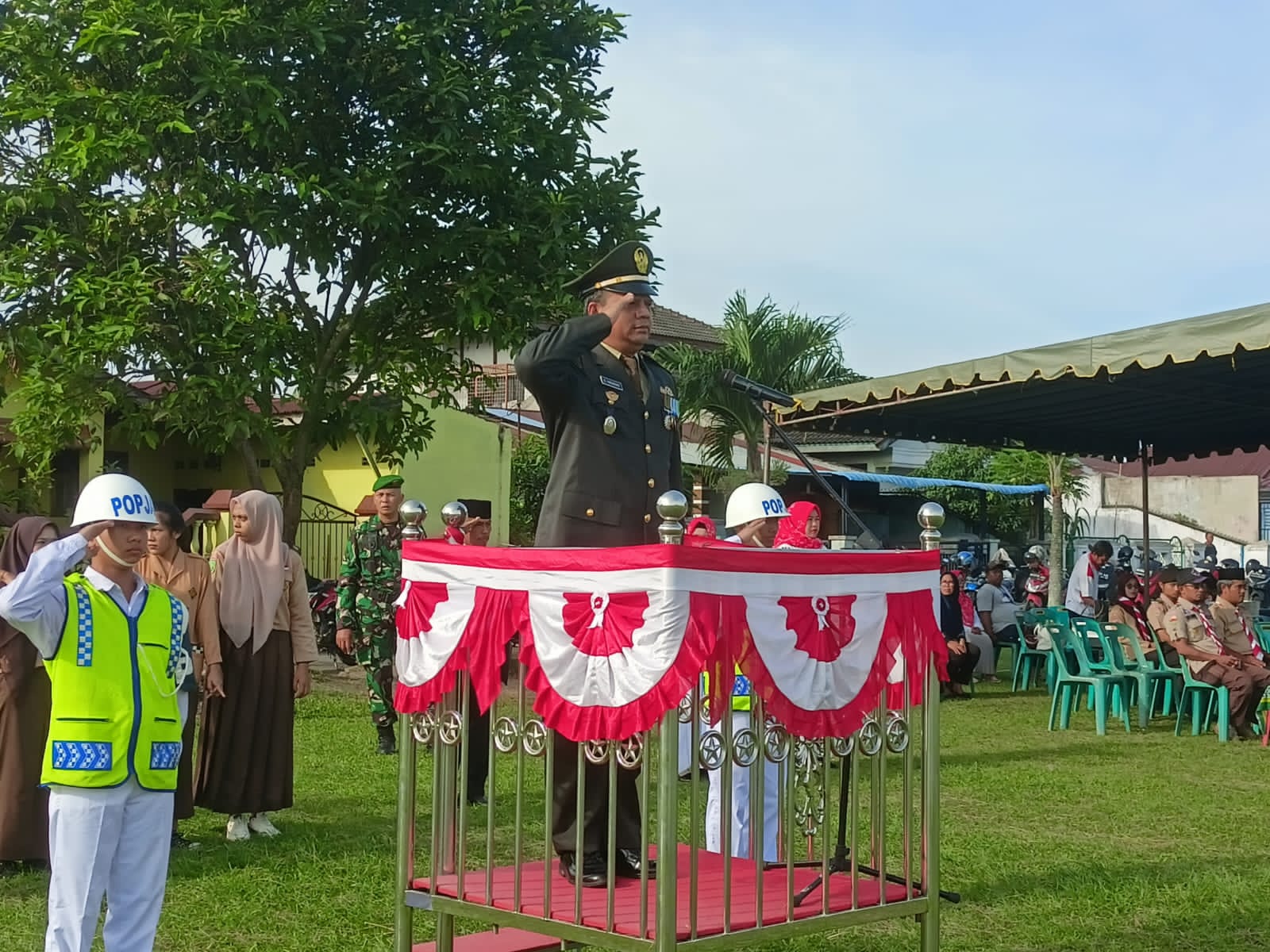 Teks: Danramil 01/Sgl Kapt.Selamat Hidayat bertindak sebagai inspektur upacara peringatan hari Pahlawan