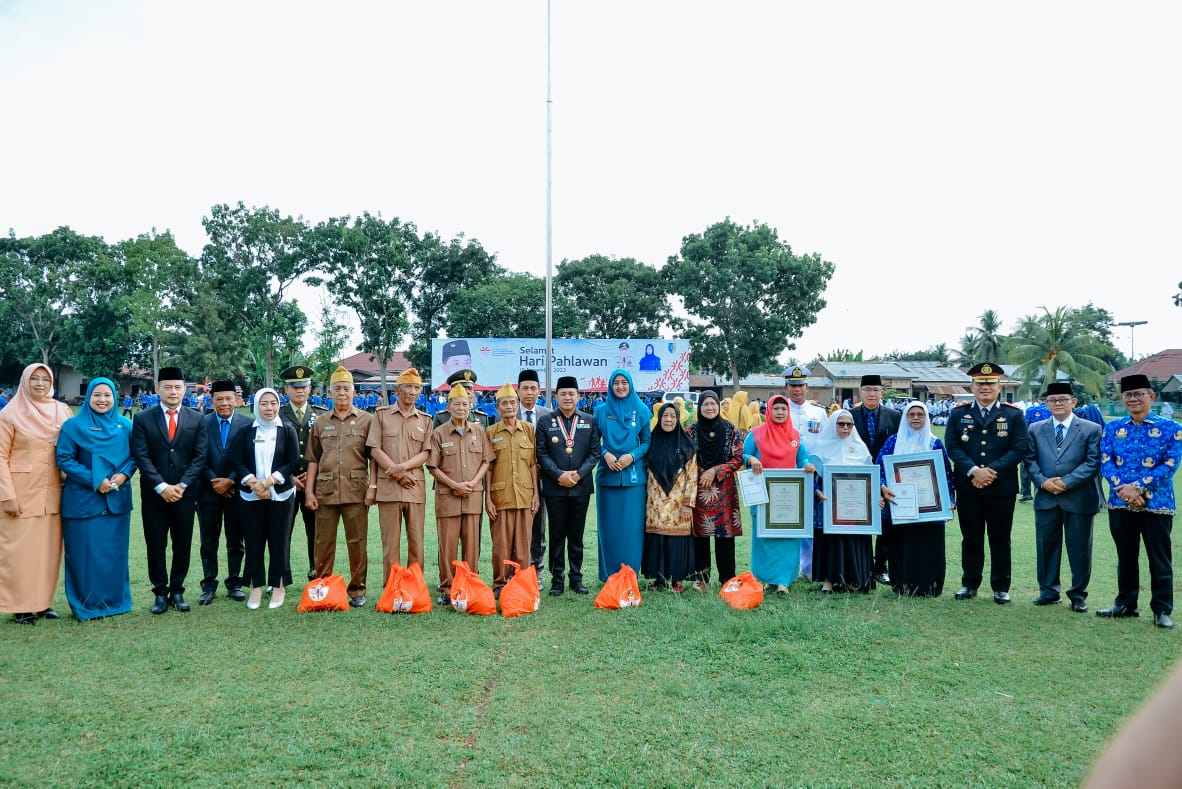 Teks fhoto: Peringati Hari Pahlawan, Bupati Zahir Irup 10 Nopember 2023 di Lapangan Bola Kaki Blok 8, Kelurahan Lima Puluh Kecamatan Lima Puluh Kota Jum'at (10/11/2023).beritasore/alirsyah