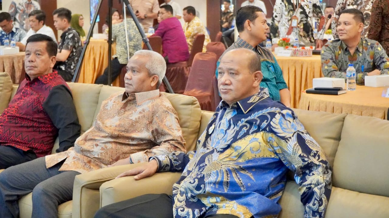 Teks Foto/Beritasore/ist   Plt Bupati Langkat H.Syah Afandin, SH menghadiri FGD Peningkatan Kualitas Laporan Keuangan Daerah untuk Meraih WTP, di Gedung Keuangan Negara Medan, Kamis (09/11/2023).
