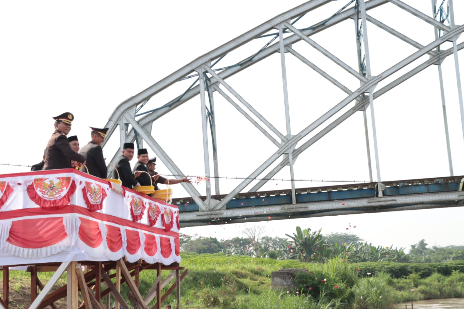 Teks foto: Wakil Bupati Serdang Bedagai H Adlin Tambunan, beserta pimpinan Forpimda Sergai melakukan tabur bunga di bantaran jembatan Sungai Ular, Perbaungan dalam rangka Hari Pahlawan ke 78, Jumat,10-11-2023(Beritasore-Azwen)