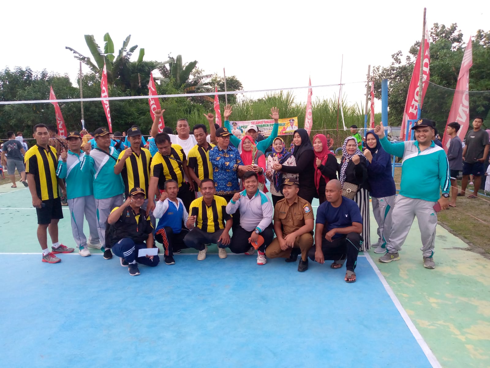 Teks: Tim Volly Desa Sei Semayang foto bersama Kades usai meraih juara ketiga turnamen Volly piala Kecamatan Sunggal.DS