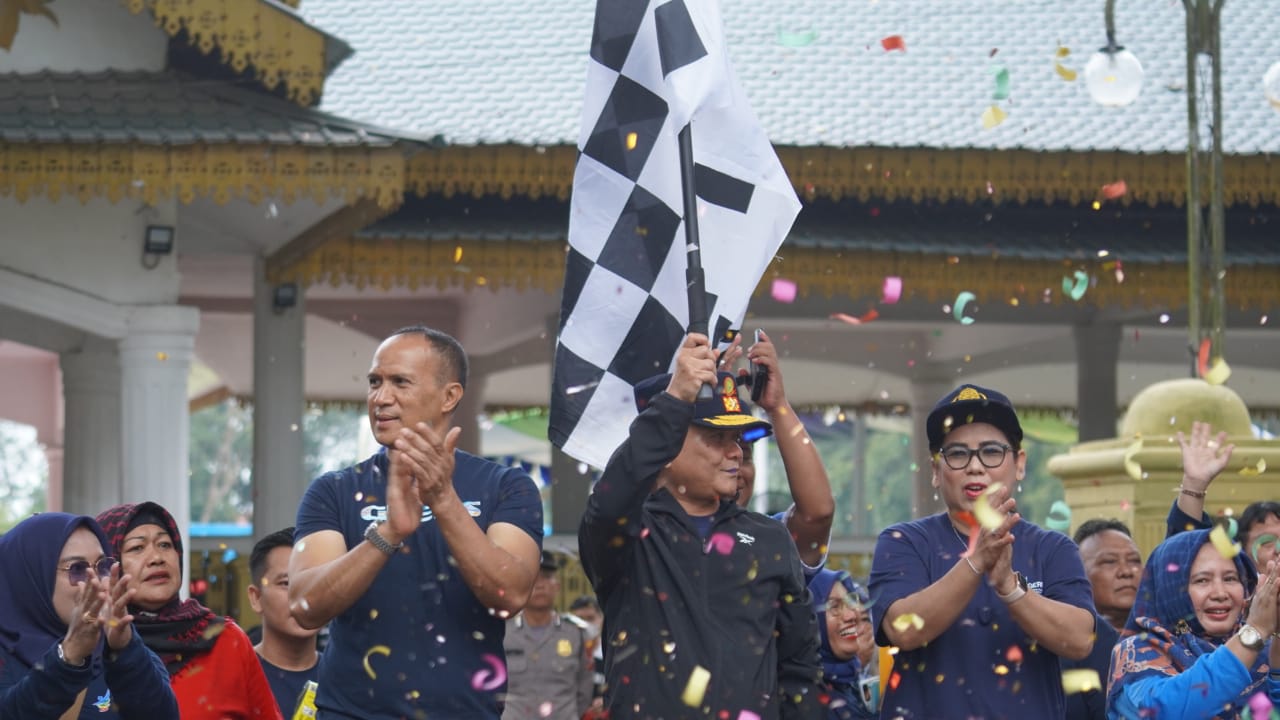 Teks Foto/Beritasore/ist  Asisten Pemerintahan dan Kesejahteraan Rakyat Drs. H. Mulyono, M.Si melepas peserta Gerak Jalan Santai  di Tribun Alun-Alun T. Amir Hamzah Stabat, Kamis( 9 /11/2023).