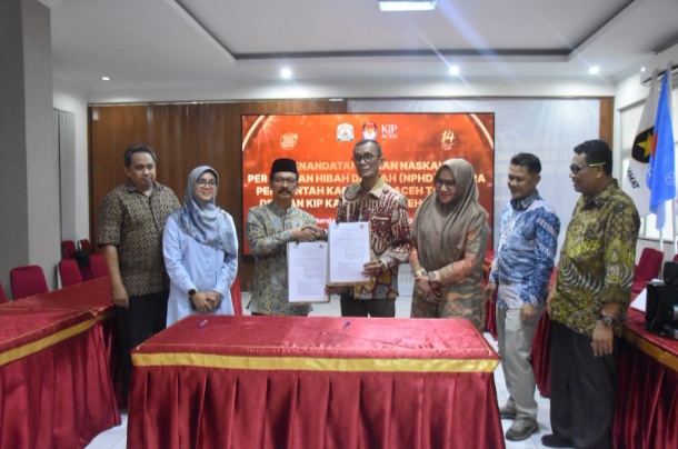 Teks foto : Penjabat (Pj) Bupati Aceh Tamiang, Dr. Drs. Meurah Budiman, SH, MH, saa menandatangani Naskah Perjanjian Hibah Daerah (NPHD) dengan Ketua Komisi Independen Pemilihan (KIP) Aceh, Saiful, SE, di Kantor KIP Aceh, Banda Aceh, Jumat (10/11).