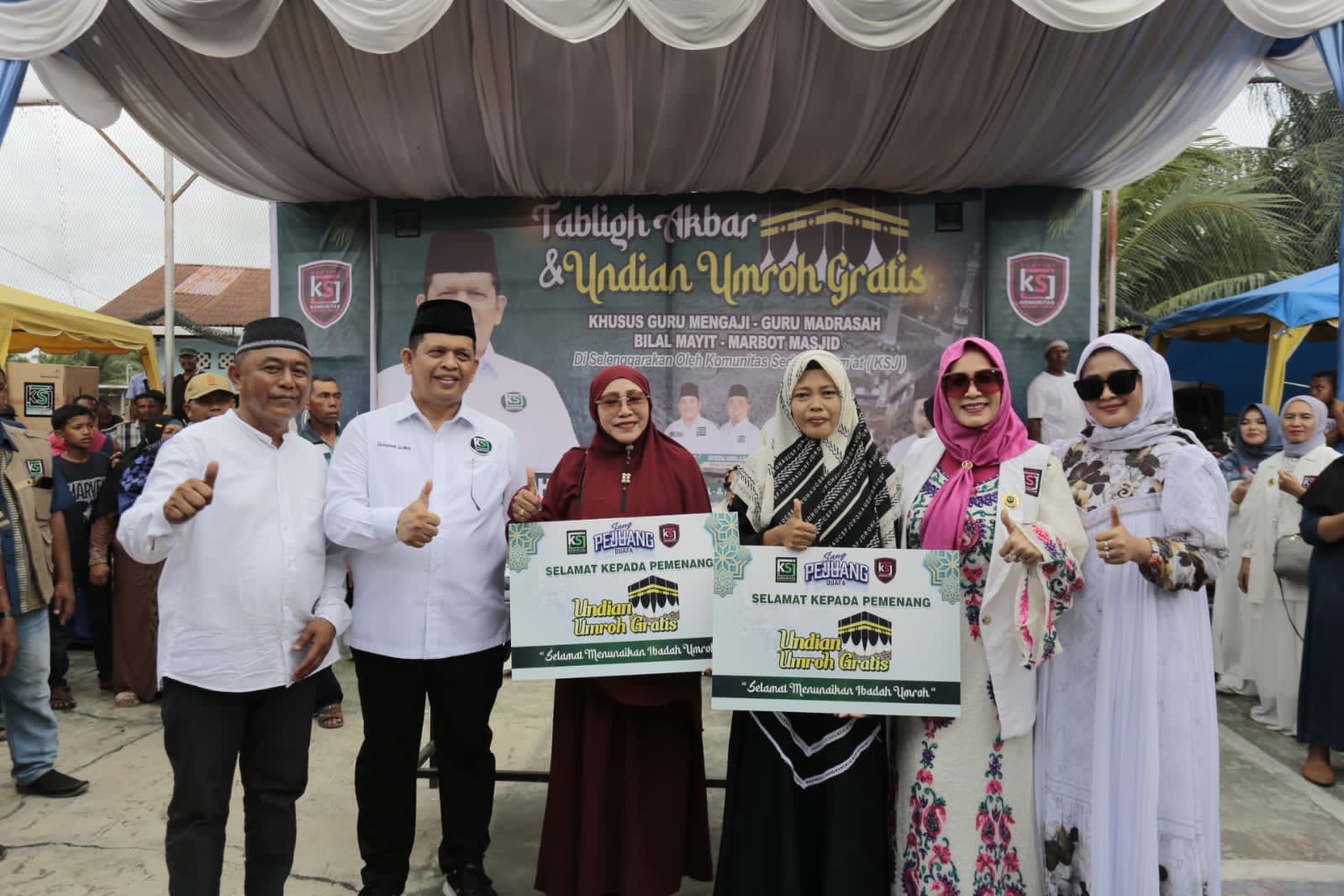 Teks fhoto: H.Ikhwan Lubis S,H.M,H Dewan Pendiri sekaligus Pembina Komunitas Sedekah Jum'at (KSJ) menggelar Tabligh Akbar sekaligus menggelar undian Umroh gratis di lapangan Futsal Acces Road Inalum Desa Pakam Kecamatan Medang Deras Kabupaten Batu Bara di hadiri 2500 lebih warga Sabtu (11/11/2023).beritasore/alirsyah