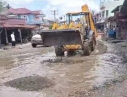 PT KAS Sosa Bantu Perbaiki Jalinsum Rusak Yang Sering Membuat Truk Terperosok