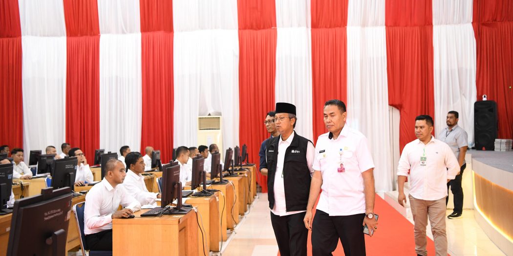 Asisten Administrasi Umum Sekda Aceh, Iskandar AP, didampingi Kepala BKA, Abdul Qahar, saat meninjau pelaksanaan Seleksi Kompetensi Pegawai Pemerintah dengan Perjanjian Kerja (PPPK) Pemerintah Aceh tahun 2023, di Aula BPSDM Aceh, Banda Aceh, Rabu (15/11). (Foto: Zafrullah)