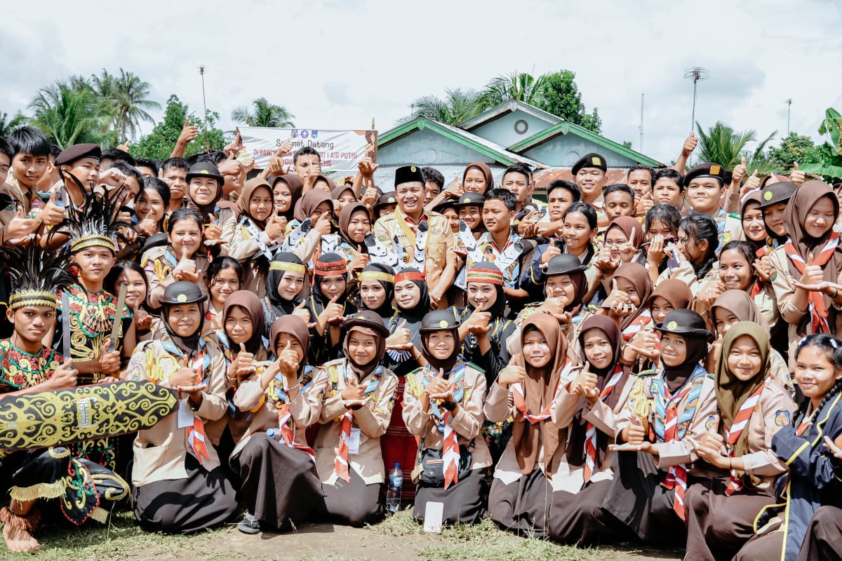 Teks fhoto: Bupati Batu Bara Ir.H Zahir M.AP Irup HUT ke-62 Pramuka di lapangan sepak bola Desa Tanah Tinggi Kecamatan Air Putih Rabu (15/11-2023).beritasore/alirsyah